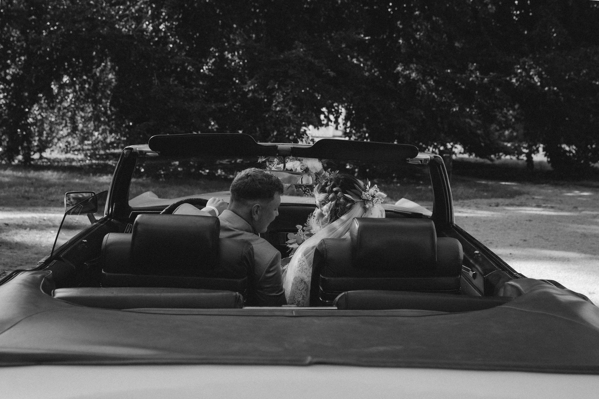 Brautpaar im Cabrio