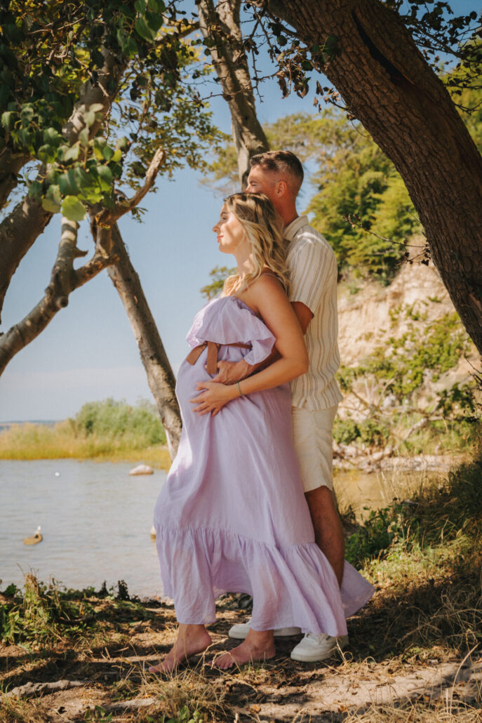 Babybauch-Shooting in der Natur